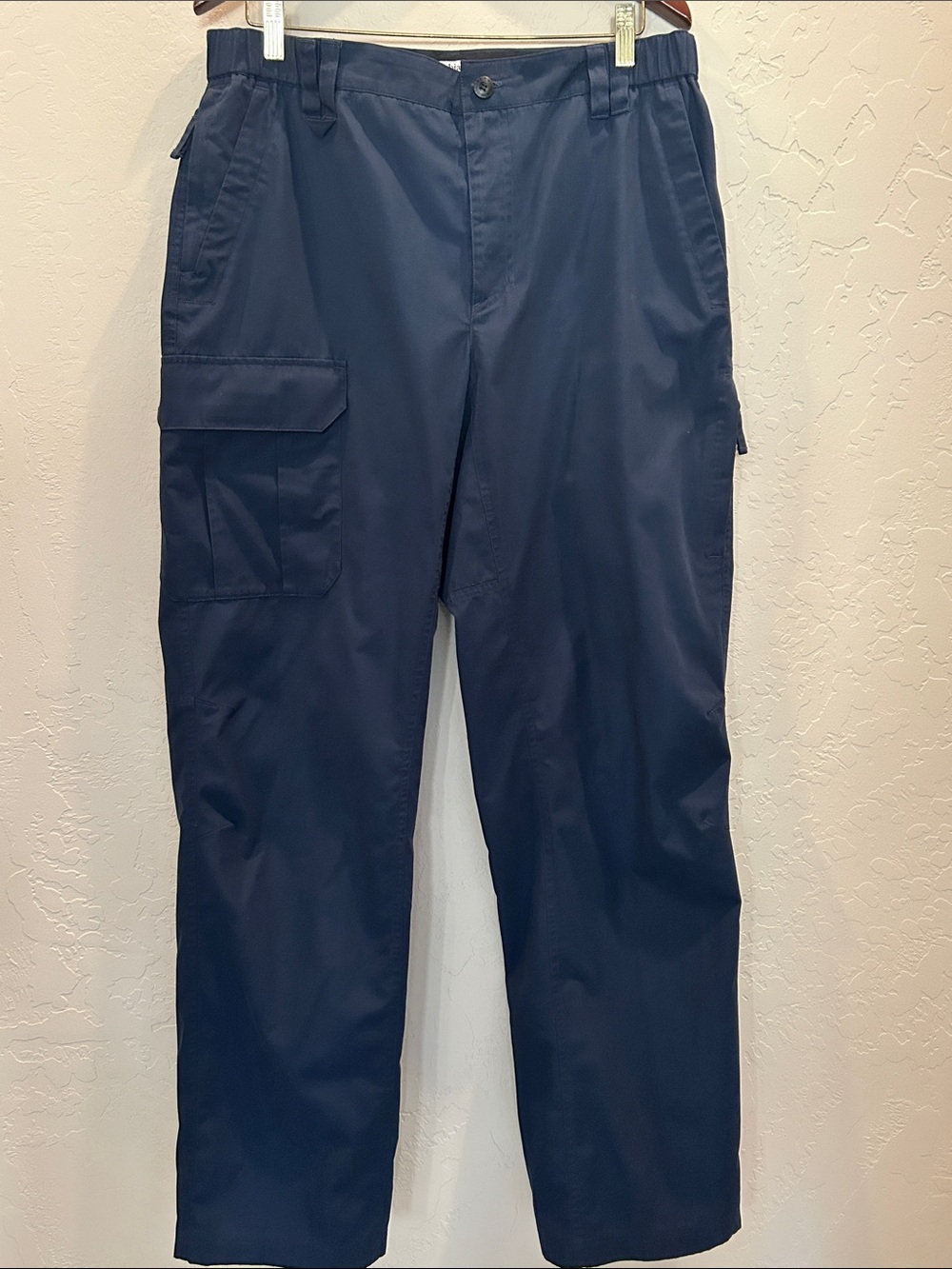 Men’s Columbia lightweight cargo pants in excellent condition, size M
